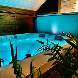 https://domaine-les-2-mondes.hotels-rhonealpes.com